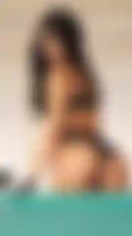 Una notte piena di eleganza, un drink, giochi e baci...