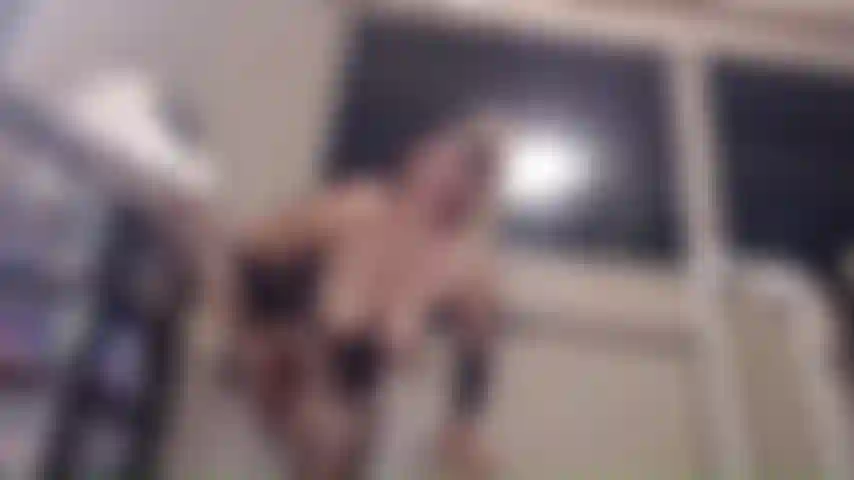 Usare la mia macchina del sesso in piedi ha ceduto il controllo al mio cliente.
