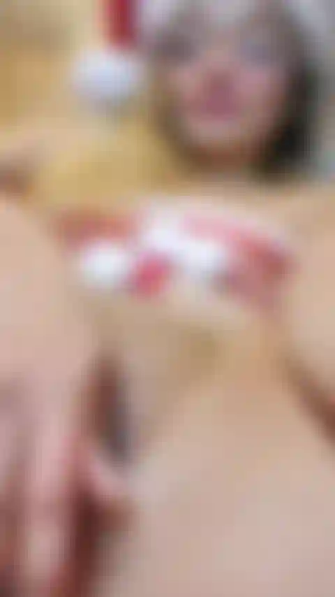 La signorina sussulta mostrandoti mostrando solo la sua figa.