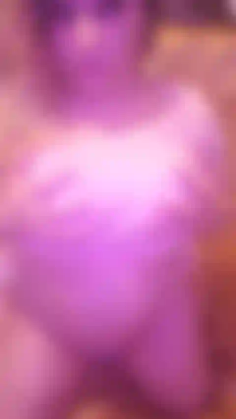 Ti prendo in giro mentre il mio fratellastro è nell'altra stanza.