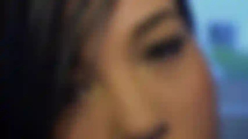 Lecca il mio grosso culo e guarda come ti cavalco.