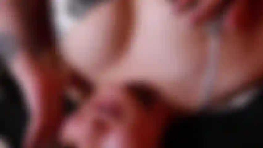 Un video affascinante e seducente con una modella sicura di sé, sguardi giocosi, movimenti eleganti e un'atmosfera irresistibile. Un momento di stuzzicante complicità, pieno di chimica, mistero ed energia sensuale.
