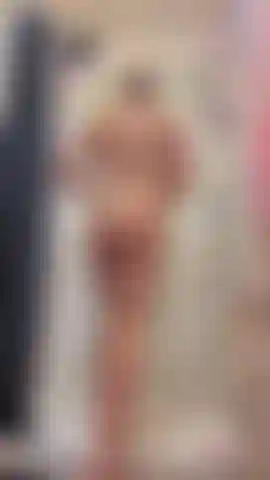 Le cose stanno per diventare scivolose: guardami mentre mi cospargo di olio e metto in scena uno show lento e provocante solo per te.