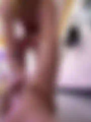 Sorpresa ad essere un po' audace dopo il mio allenamento: una passeggiata nuda attraverso la sala abbronzatura senza nulla lasciato all'immaginazione. Vieni a dare un'occhiata al mio momento più rischioso in palestra.
