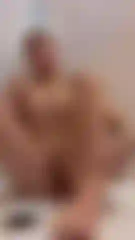 Stanotte sarò extra scivolosa — uno slow tease ricoperto d'olio con tanta attenzione ai miei piedi prima che le cose diventino ancora più bollenti. I vip avranno lo show completo.