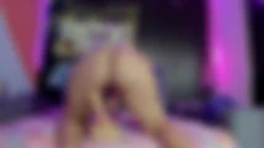 Cavalca un dildo con la mano.