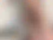 Stuzzica l'olio e adora il corpo. Guardami ricoprire di olio il mio corpo rasato, pallido e sinuoso. Il tuo cazzo diventa sempre più grande mentre io risplendo e risplendo, ogni curva accentuata dalla lucentezza.