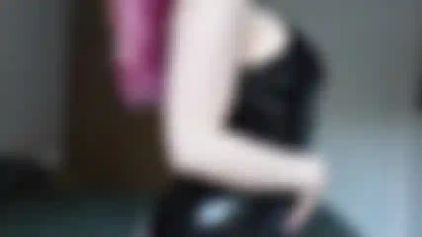 Che si masturba con le dita indossando il lattice.