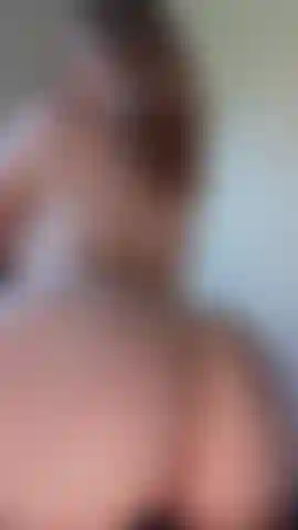 Mostra il suo sedere succoso.