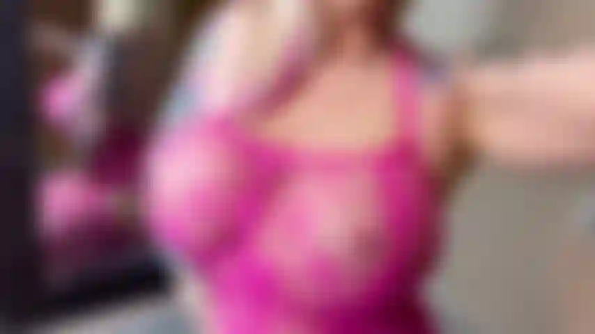 Masturbo duro/caldo e davvero bagnato con le dita e i giocattoli sul pavimento.