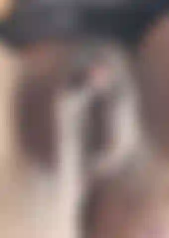 Dildo bagnata fradicia, da vicino e cremosa.