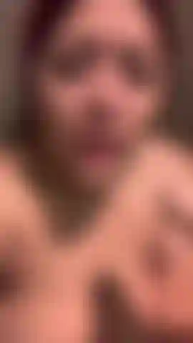 Ti succhio il cazzo sotto la doccia.