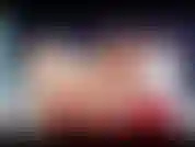 Scopa la figa con un dildo e buttala nel culo, schizza con un grosso dildo dentro.