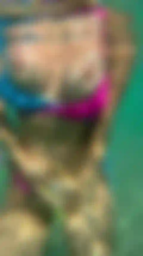 Un po' di figa mentre nuoto.