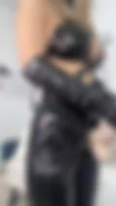 La padrona lisa ti punisce con un grosso cazzo.