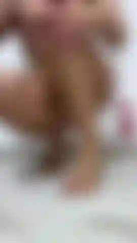 Dita dei piedi bianche, piedi oliati, corpo nudo.