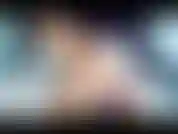 Cavalca un dildo al contrario e scopa alla pecorina.