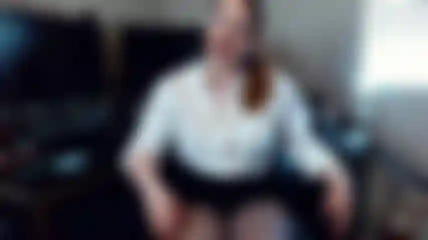 Una collega sexy in collant si masturba con te.