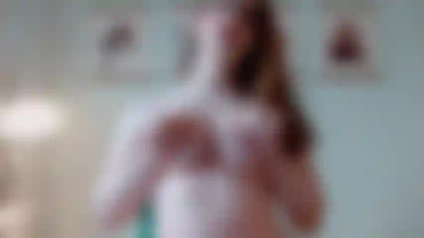 Una ragazza paffuta si masturba e viene forte.