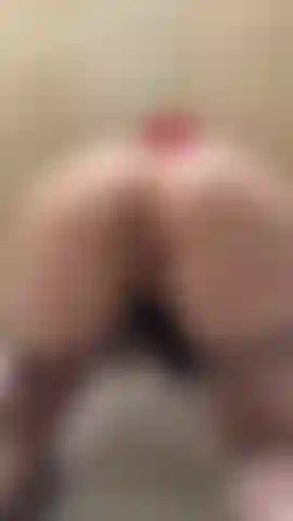 Primo anale! Guardami martellare il mio stretto buco del culo!