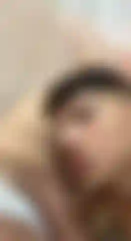 Questa figa ha bisogno di un bel po' di pompini da parte di diversi uomini finché non è completamente asciutta.