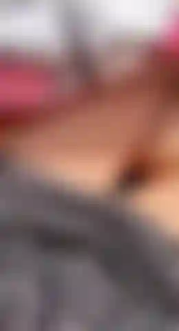 La masturbazione della figa exhib fuori al campeggio.