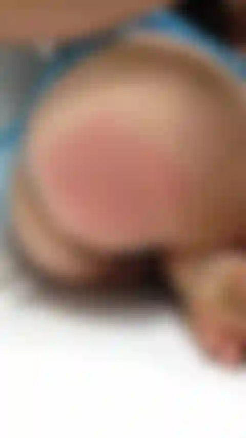 Mi sono arrossita il culo con una paletta (frusta).