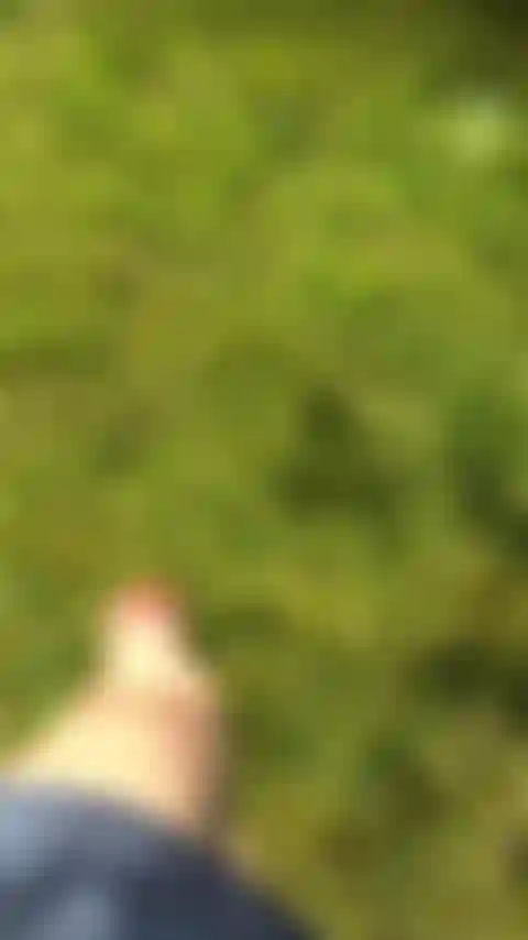 Cammino a piedi nudi nell'erba, una delizia per i feticisti dei piedi.