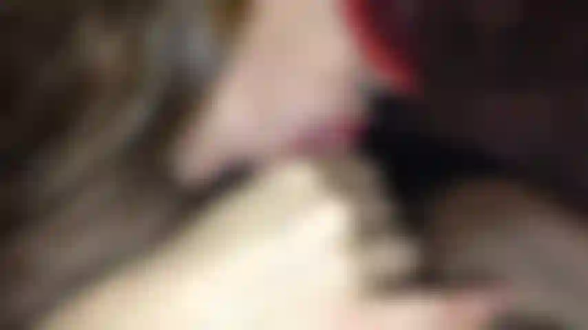 Pompino/pipa e sperma in bocca. Lo succhio avidamente e prendo il suo sperma su tutta la bocca e lo lascio scorrere ovunque, troppo bello. Sborrata orale.