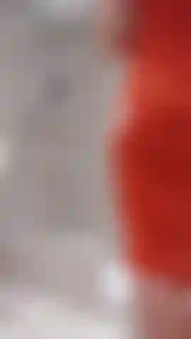 Una bella doccia dopo una giornata in spiaggia in spagna, felicità. Bellissimi segni di abbronzatura per gli appassionati delle linee bikini sexy.