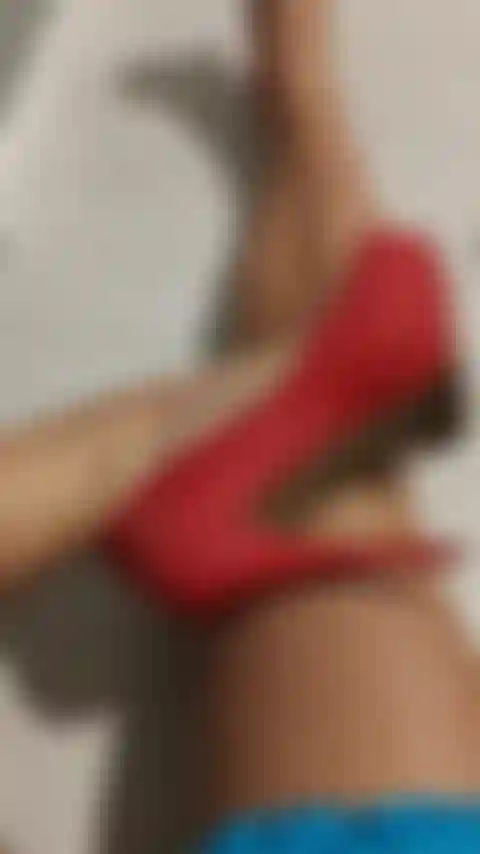 Fan dei tacchi vertiginosi e dei piedi nudi, questo video ti delizierà. I miei tacchi rossi sono super sexy.