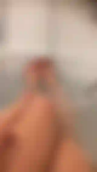 Padrona nel suo bagno veloce alla cagna dei piedi e massaggia i miei piedi reali.