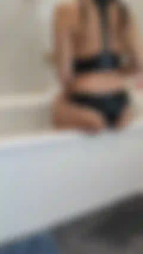 Video fetish in pelle faccio la doccia con un vestito di pelle in lattice.