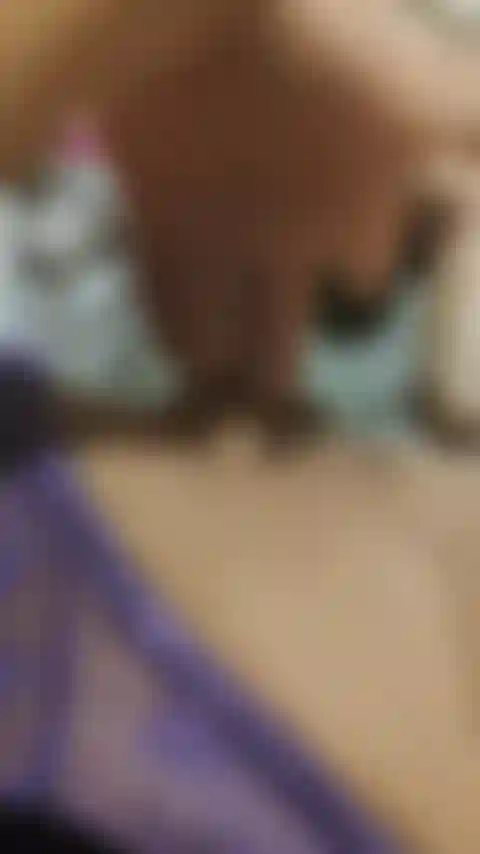 Mi sfioro la figa e mi pugno con tutte le dita.