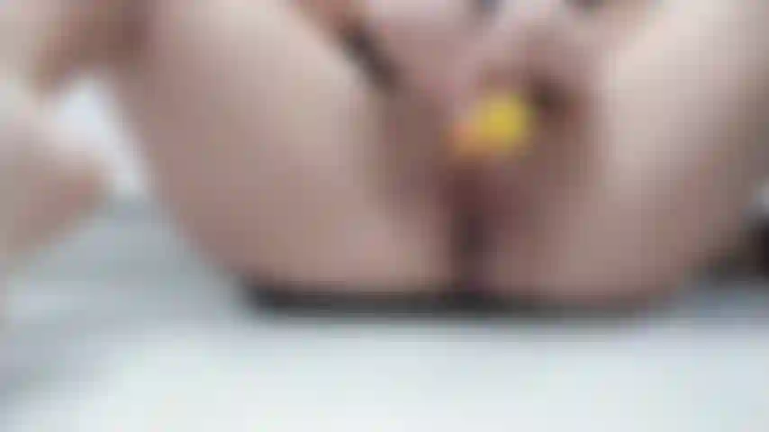 Inserimento di lecca-lecca nella mia figa, vuoi leccarne uno???? Masturbazione con lecca-lecca hummm.