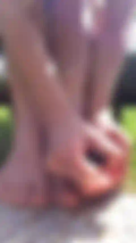 Applico lo smalto per i piedi davanti alla cam, ideale per piedi nudi e unghie smaltate.