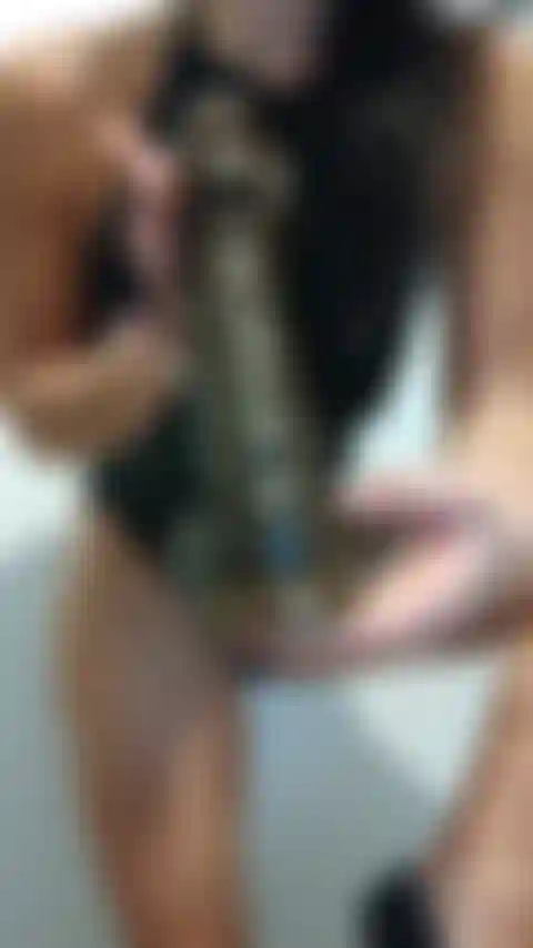 Un cazzo nero e una figa scopata con un enorme dildo nero. Ho adorato questo enorme cazzo nero.