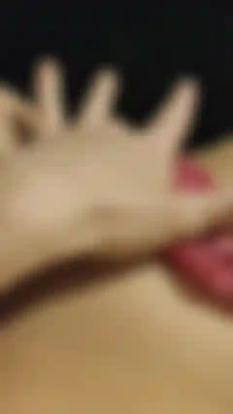 Masturbazione con mutandine bagnate.