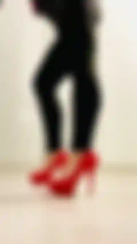 Domina tacchi per piccola cagna sottomessa.