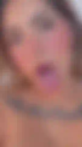Sto sbavando per quanto voglio il tuo cazzo, me lo dai?
