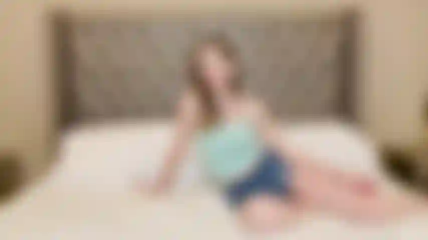 Una milf arrapata che ti implora di fare un pompino.