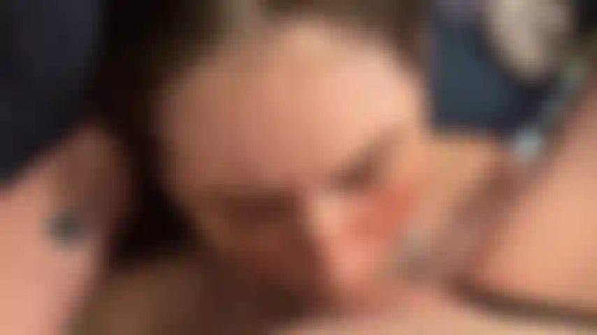 Succhio il cazzo della mia ragazza trans qos mentre lei mostra i suoi tatuaggi bbc.