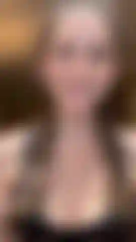 In topless, con il singhiozzo vero e proprio e le trecce francesi mentre mi trucco.