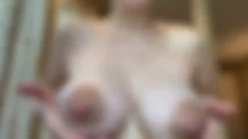 Ho le tette gonfie e unte di olio e squirto.