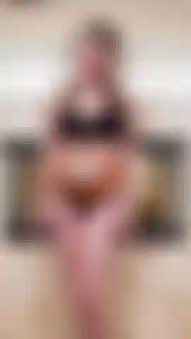 La pancia di zucca dipinta in ritardo, il corpo cambia.