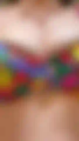 Delle tette enormi stipate in un minuscolo bikini.