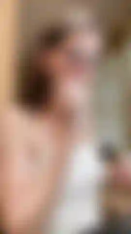 Ho il singhiozzo e mi trucco in modo carino e spontaneo.