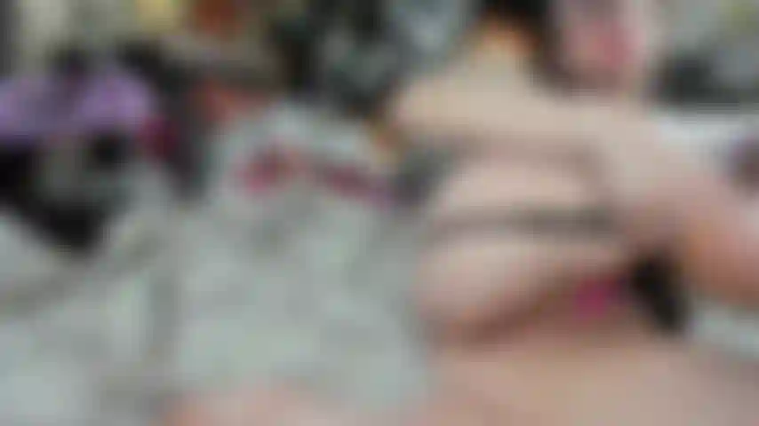 La ragazza gotica ti cornifica e ti fa adorare i suoi piedi.