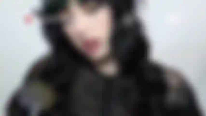 Angel si imbavaglia e si scopa.