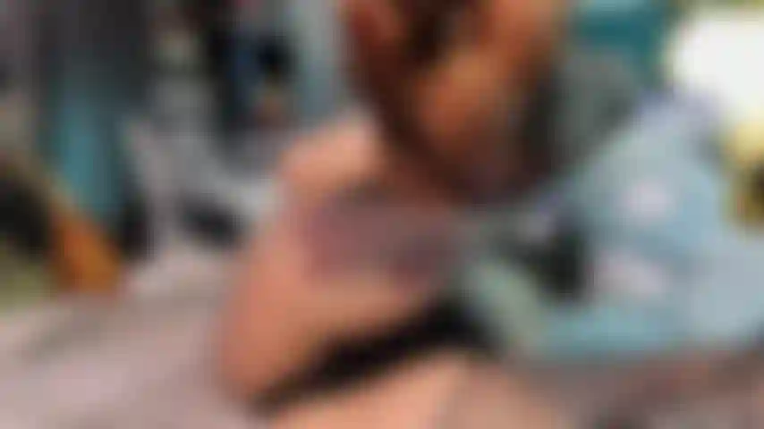 Gigantessa e i piedi giocano.